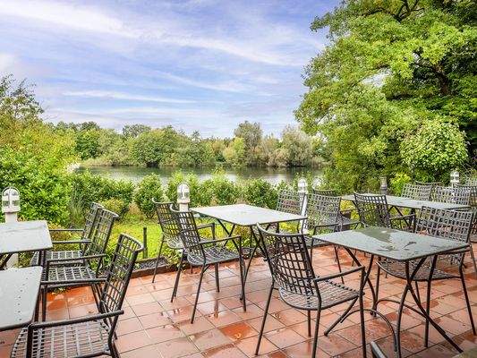 Terrasse mit Blick auf den See