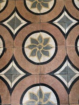 Hauptgebäude: Fliesen im Wohnzimmer