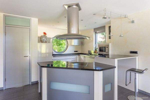 Offene Küche mit Vorratsraum