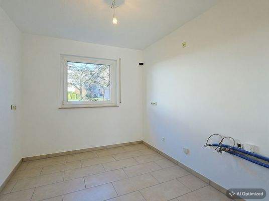 [KI-optimiertes Foto] Visualisierte Küche mit hellen Bodenfließen