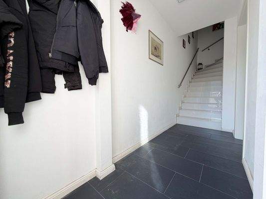 EG Eingang: Hier können Sie bequem Ihre Garderobe ablegen und ankommen