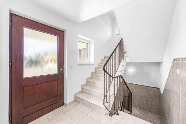 Eingang mit Treppenhaus