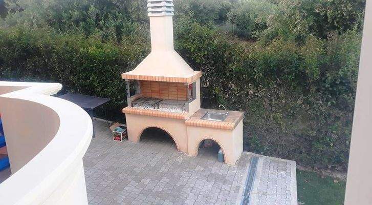 Kreta, Kalyves: Einstöckige Villa mit freiem Bergblick zu verkaufen