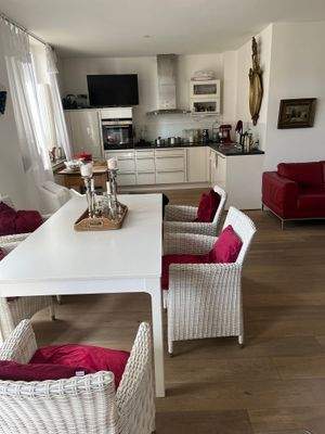 Küche und Essplatz große Wohnung.jpg