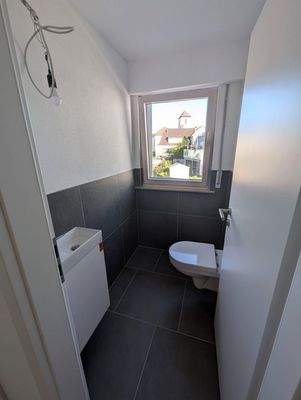 WC mit Schrank und Waschbecken