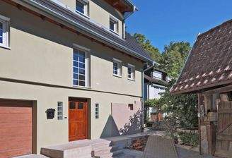 Hauseingang und Zufahrt zum Fahrstuhl