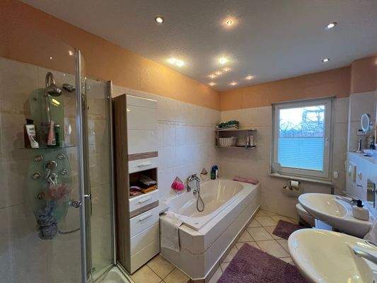 Bad mit Wanne und Dusche