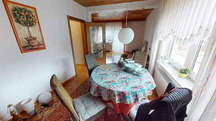 Esszimmer mit Blick ins Wohnzimmer