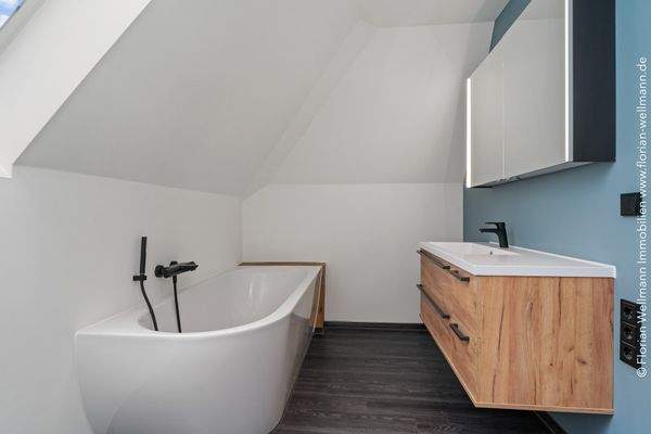 Bad mit Wanne und Dusche 7,11 m²