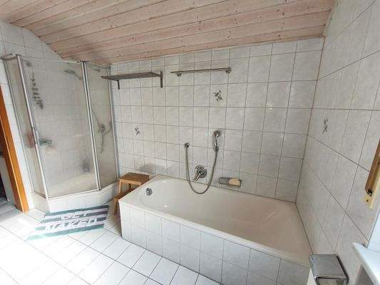 Bad mit Badewanne und Dusche Bild 2