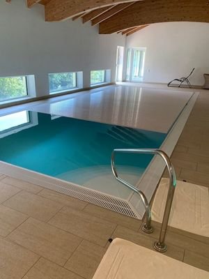 Schwimmbcken mit Treppe.jpg