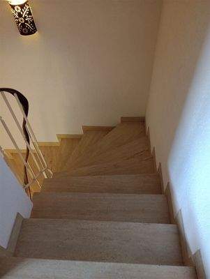 Treppenhaus von WE 2, 1. OG ins EG/Eingangsbereich