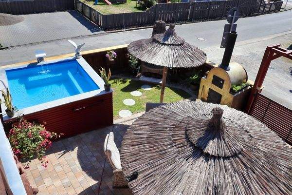 Blick in den wunderschön angelegten Terrassenbereich