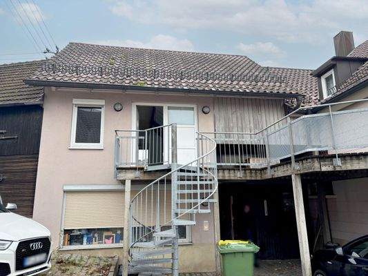 Hausansicht mit Zugang zur Wohnung