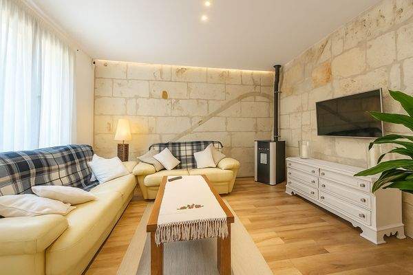 Wohnbereich mit Natursteinwand und Pelletofen