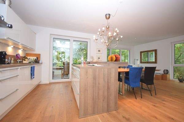 Küche mit Blick ins Wohnzimmer