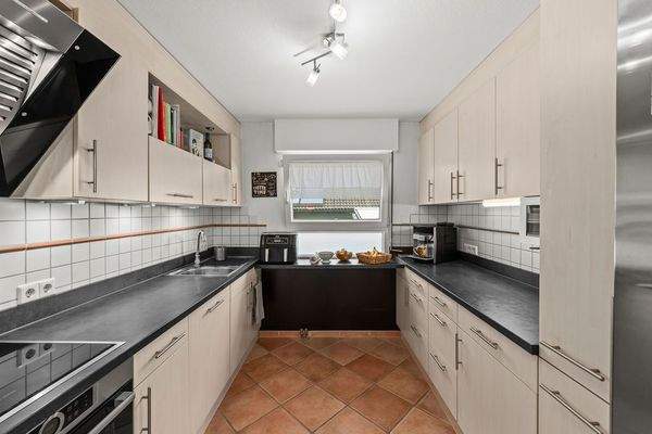 Küche mit neuwertigen E-Geräten