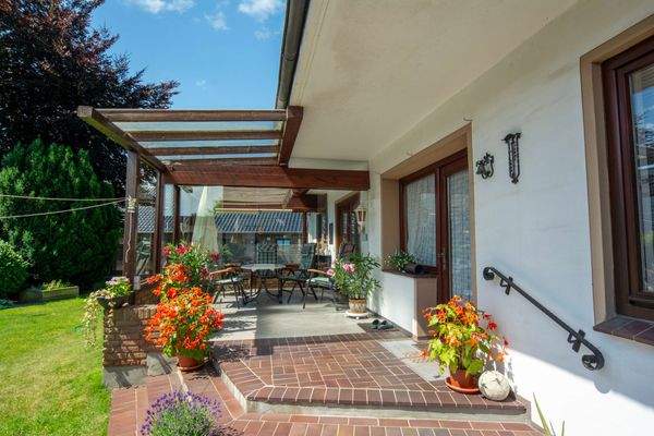 Eingang ins Haus und Außenzugang zur überdachten Terrasse