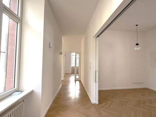 Flur mit BüroEmpfang 1. OG