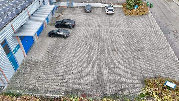 Großer Platz vor dem Gebäude