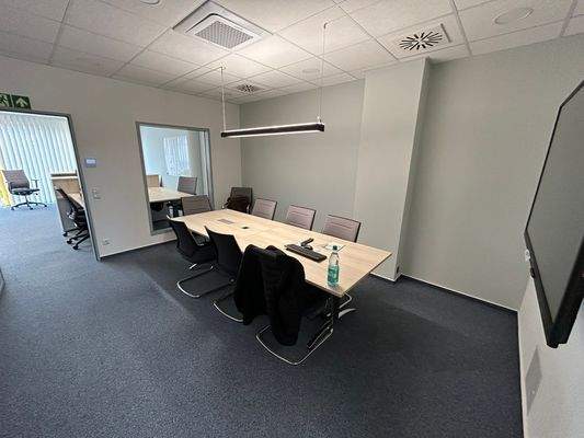 Konferenzraum mit Tisch