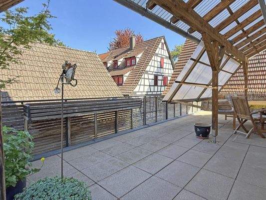großer Balkon mit Überdachung
