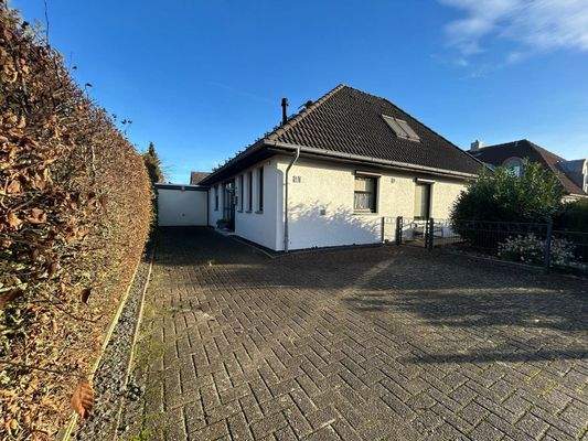 Ansicht und Hofeinfahrt mit Garage