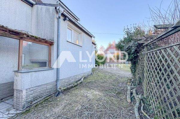 Seitenweg neben dem Haus