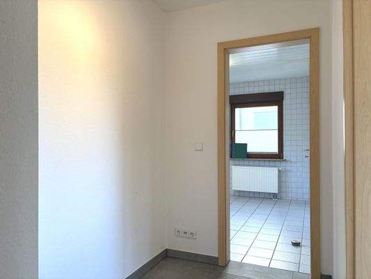 Flur mit Blick zur Garderobe und Küche