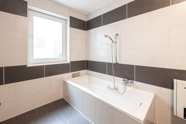 Badewanne Wohnung Vorderhaus