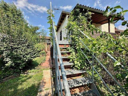 Stahltreppe in Richtung Garten
