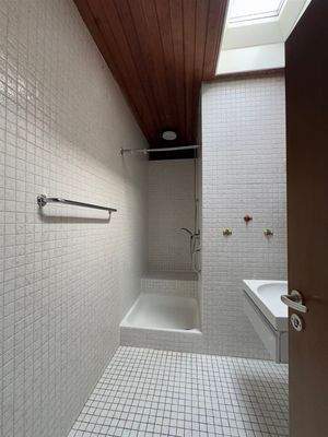 Das kleinere Bad mit Dusche