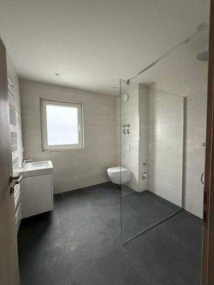 Badezimmer mit Dusche+Fenster