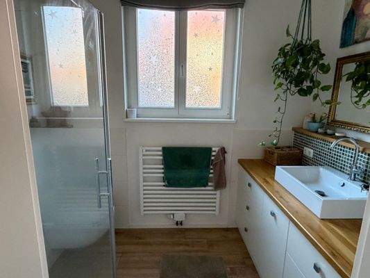 Bad mit Dusche im Erdgeschoss