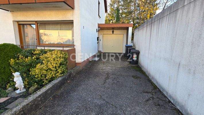 Einfahrt zur Garage und Hauseingangsbereich