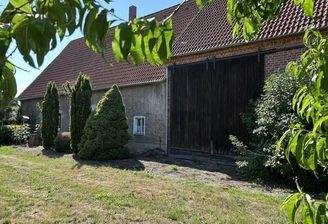 Wohnhaus und Scheune mit Scheunentor