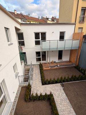 Blick auf den Süd-Flügel inkl. EG- und OG-Wohnung