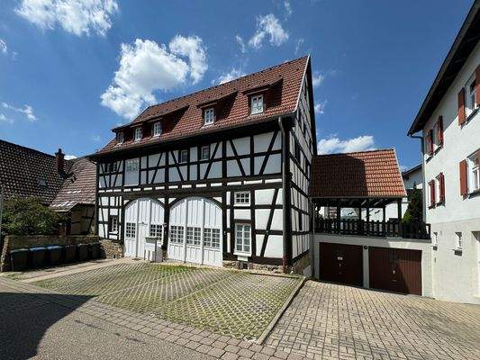 Hausansicht mit Garagen und Stellplatz