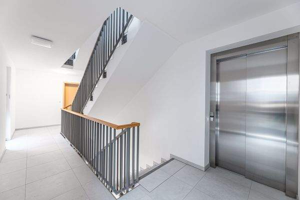 Treppenhaus mit Aufzug 