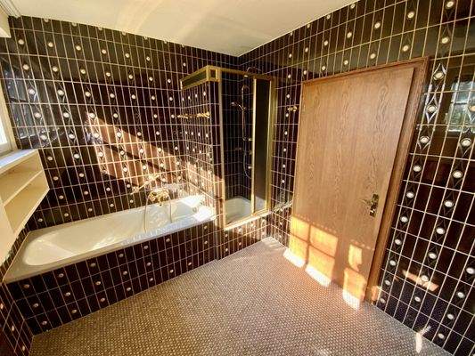 mit Badewanne und Dusche