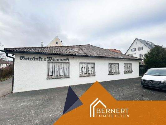 Außenansicht mit Parkplätzen