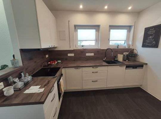 Offene Küche mit 2 Abstellräumen (mit Anschluss für Waschmaschine und Trockner) Bild 2