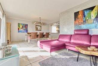 großzügiges Wohnzimmer