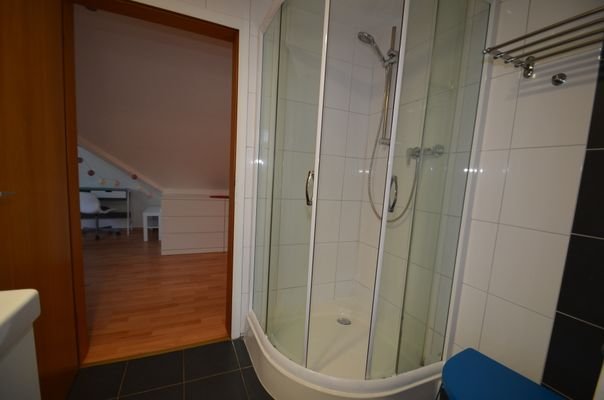 ...Viertelkreisrundddusche mit Kabine