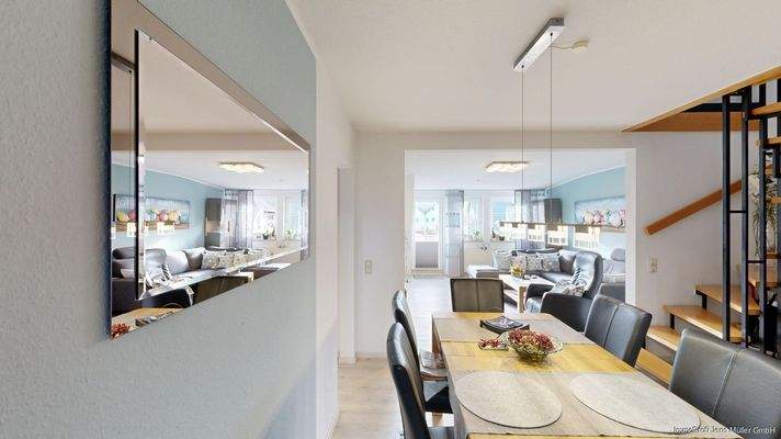 Essdiele mit Blick ins Wohnzimmer