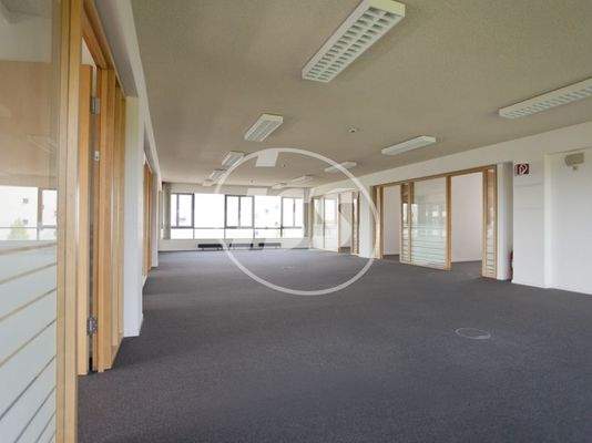 Großraumbüro mit Einzelbüros 1