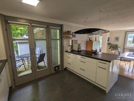 Küche mit Zugang zur Terrasse