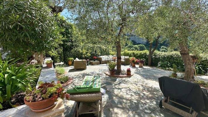 Ruhig gelegene Einfamilienvilla mit herrlichem Ausblick auf das mittelalterliche Dorf Peillon