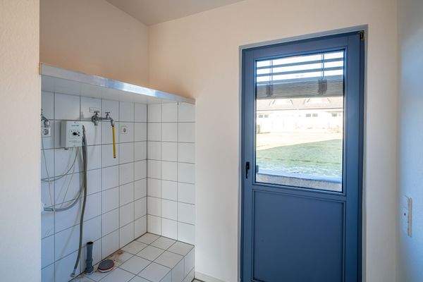 Der HWR hat einen Waschmaschinenanschluss und Gartenzugang.