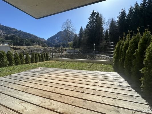 Terrasse mit Garten B1